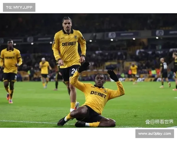 狼队主场球迷助威声势浩大,期待球队反弹 狼队主场球迷助威声势浩大,期待球队反弹